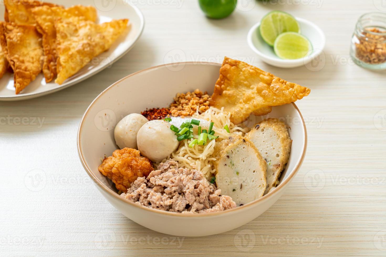 macarrão de ovo picante com bolinho de peixe e bolinho de camarão sem sopa - comida asiática foto