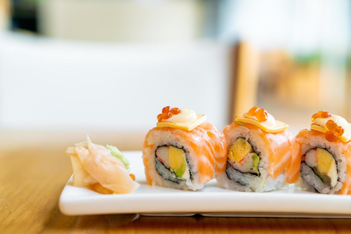 sushi roll de salmão com queijo por cima - comida japonesa foto