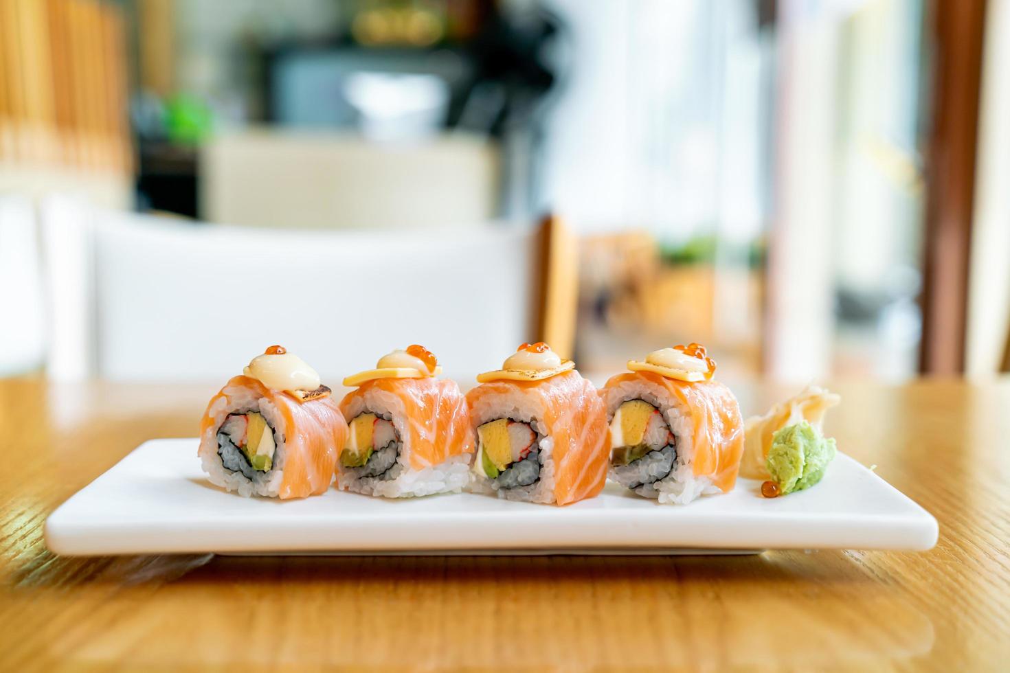 sushi roll de salmão com queijo por cima - comida japonesa foto