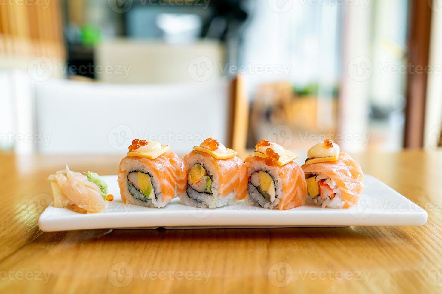 sushi roll de salmão com queijo por cima - comida japonesa foto