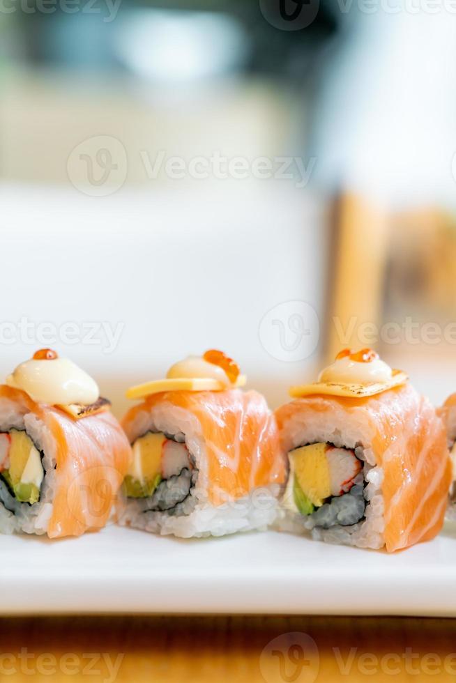 sushi roll de salmão com queijo por cima - comida japonesa foto