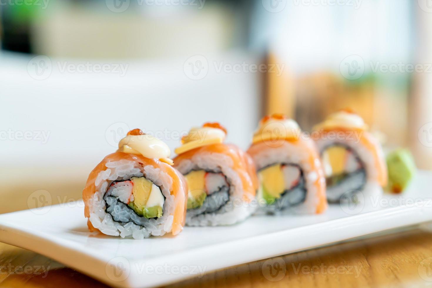 sushi roll de salmão com queijo por cima - comida japonesa foto