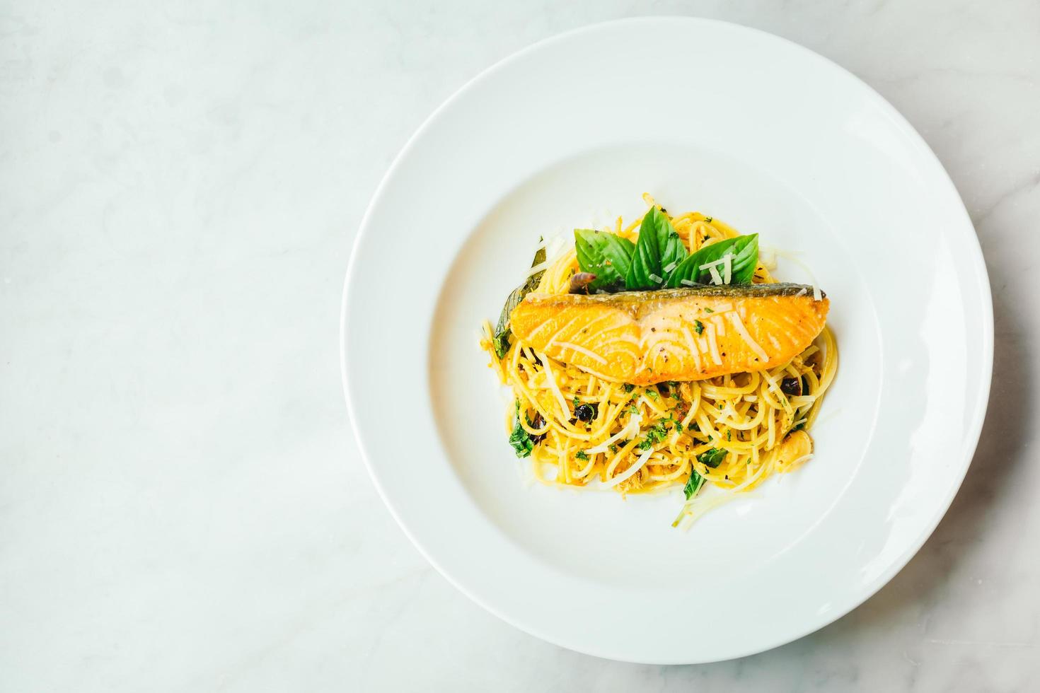 espaguete e macarrão com filé de salmão foto