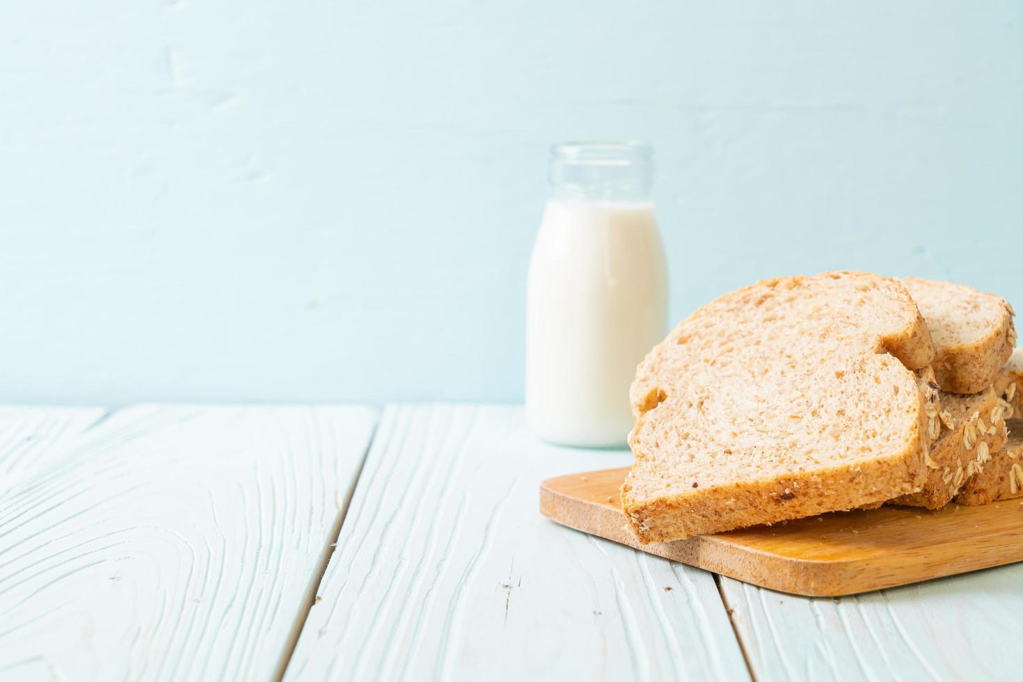 pão integral fatiado em uma mesa de madeira foto