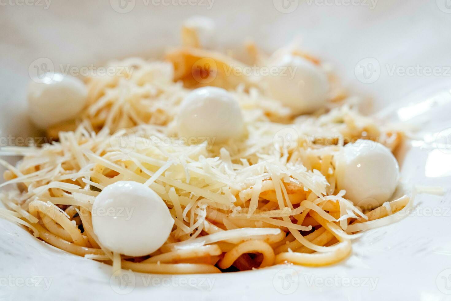 delicioso espaguete com mussarela bolas e tomate molho em de madeira mesa dentro cafeteria foto