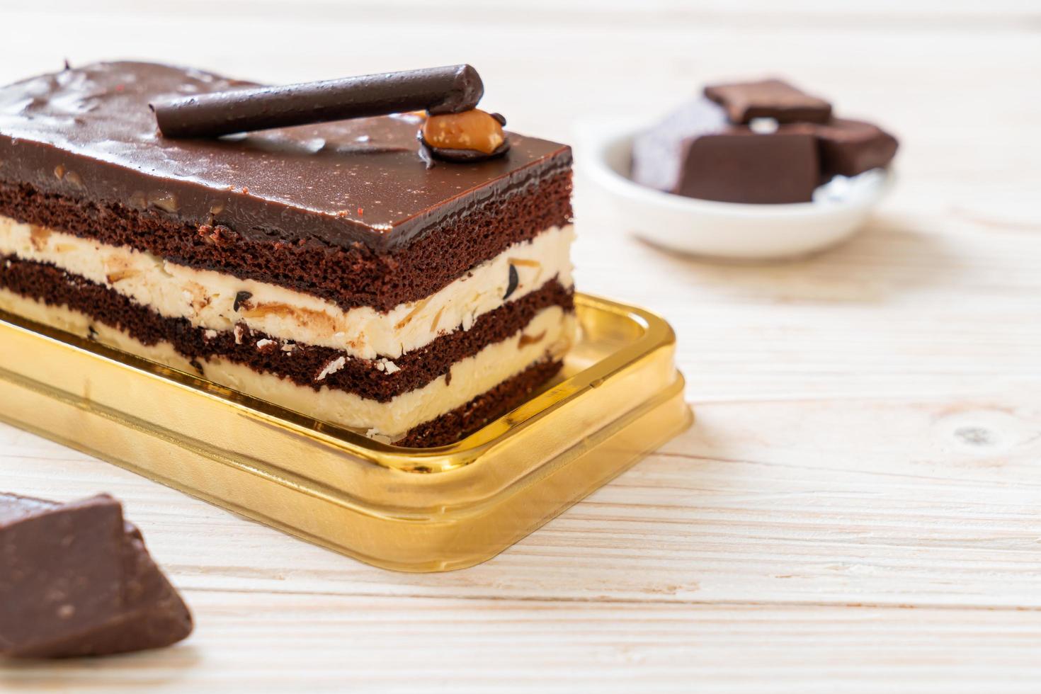 delicioso bolo de chocolate com amêndoas foto