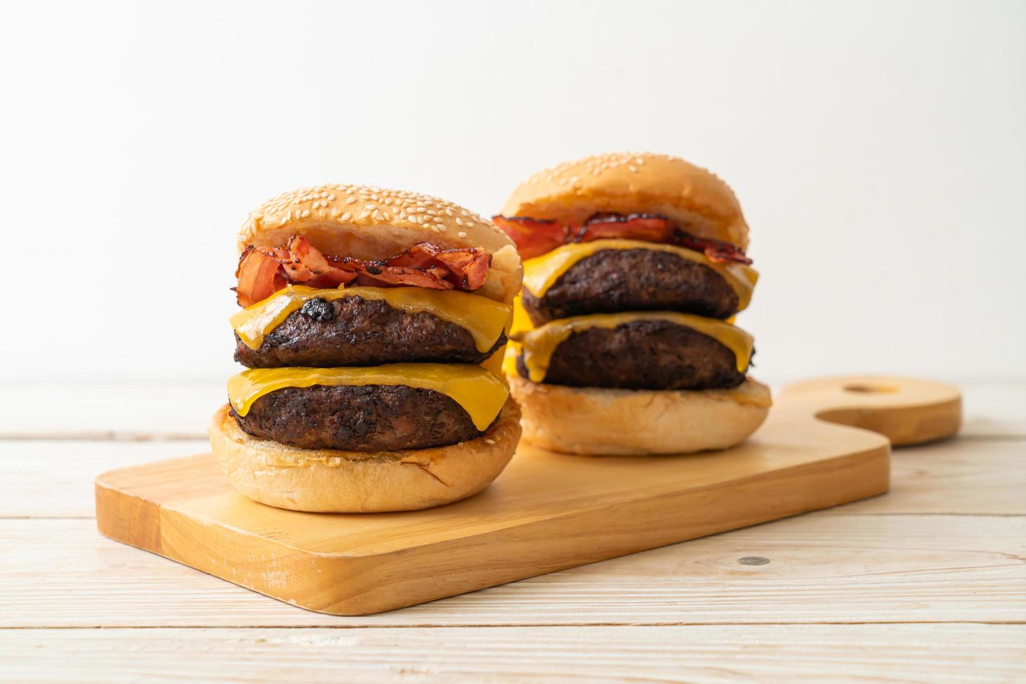 hambúrguer ou hambúrguer de carne com queijo e bacon - estilo de comida não saudável foto