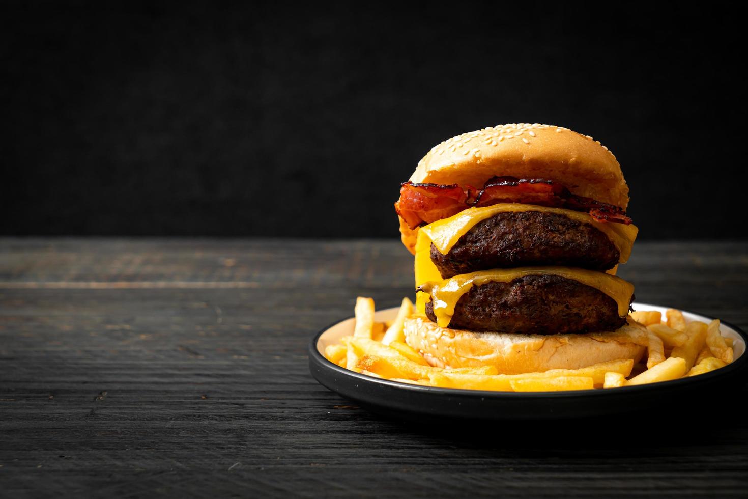 hambúrguer ou hambúrguer de carne com queijo e bacon - estilo de comida não saudável foto