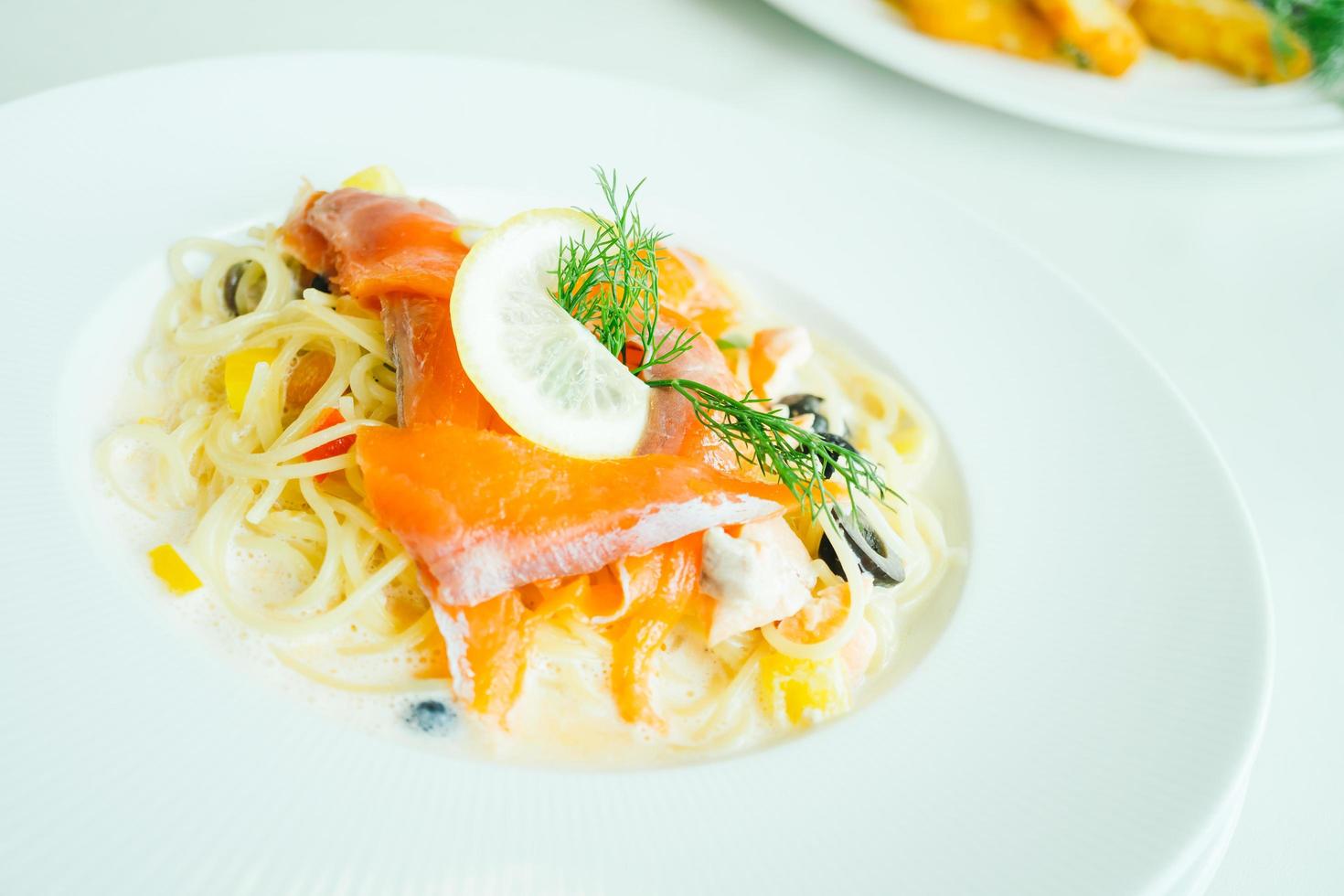 macarrão ou molho de creme de espaguete com carne de salmão e limão por cima foto