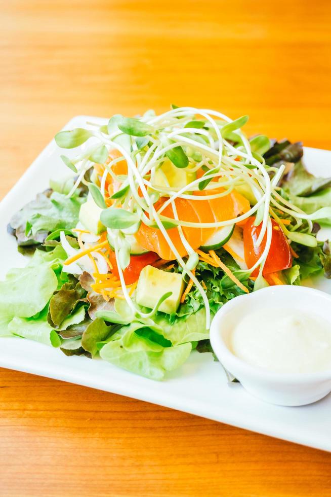 salada de carne de salmão defumado foto