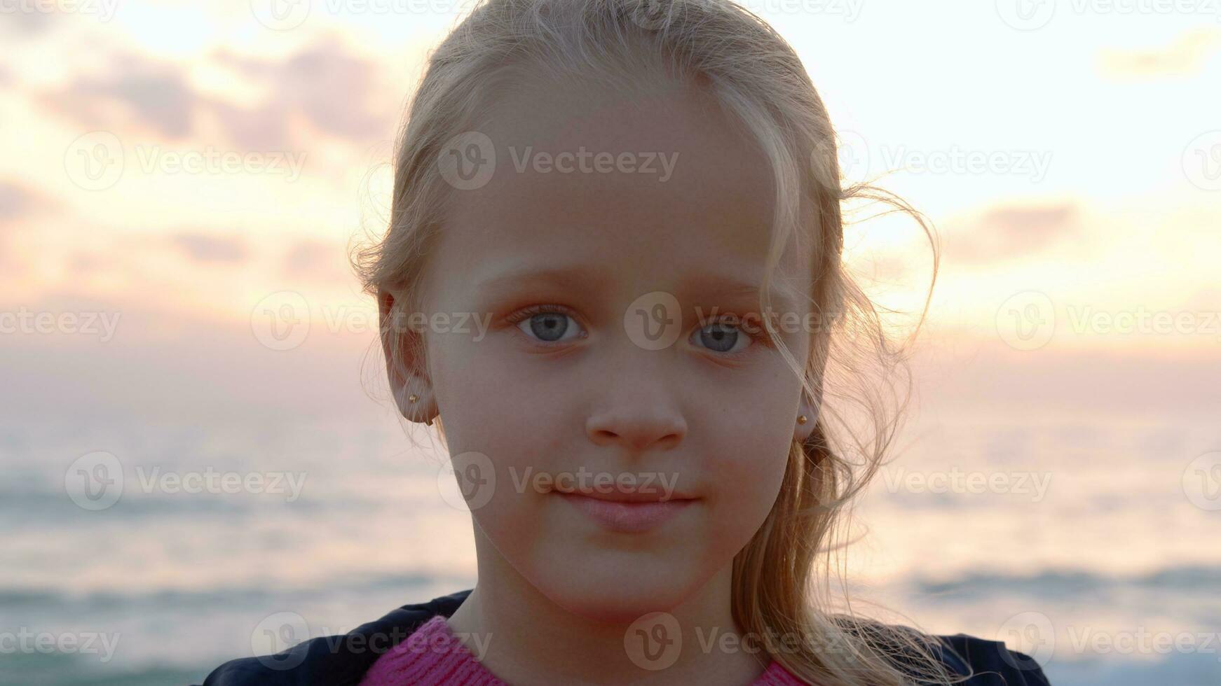 uma retrato do uma pequeno menina com azul olhos foto