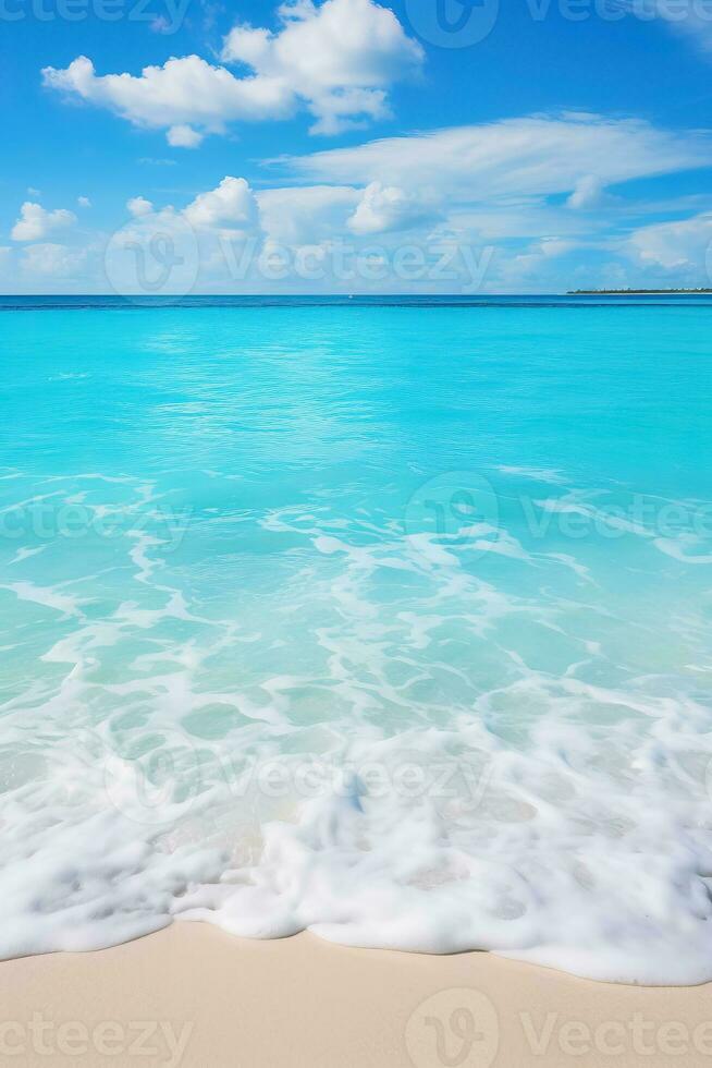 □ Gentil mar ondas contra uma pano de fundo do imaculado branco arenoso de praia foto