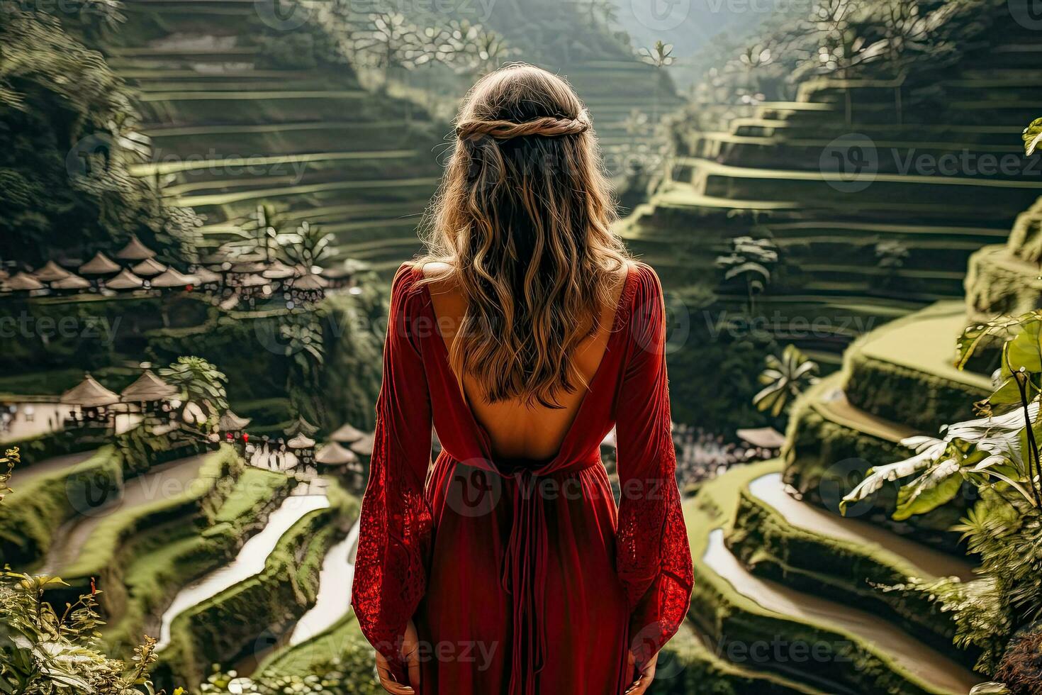 uma jovem fêmea turista dentro uma vermelho vestir admirando a tirar o fôlego tegalalang arroz terraço dentro bali Indonésia foto