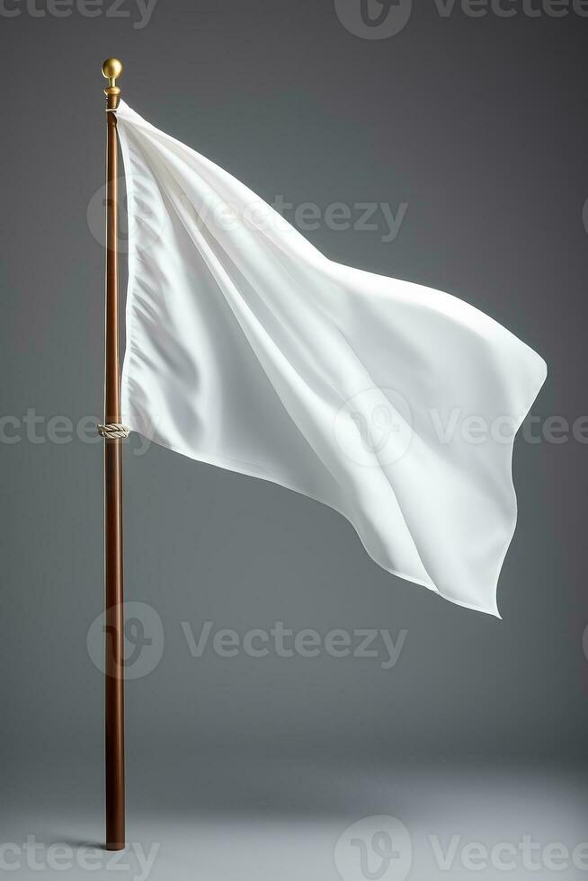 fechar-se do uma branco bandeira acenando em uma mastro de bandeira contra uma cinzento fundo isolado foto