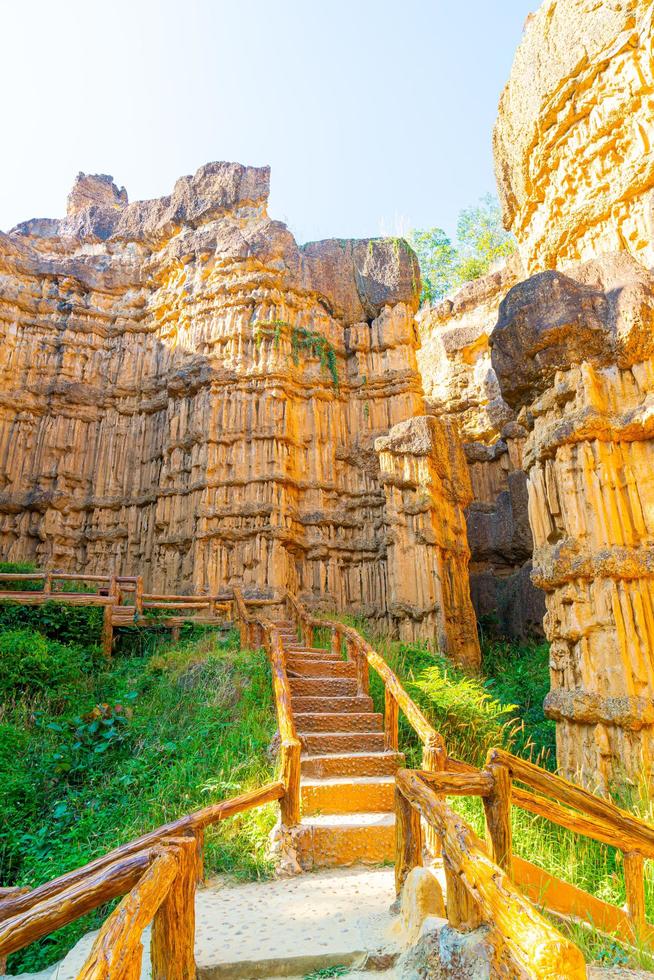 pha chor ou o grand canyon chiangmai no parque nacional de mae wang chiang mai, tailândia foto