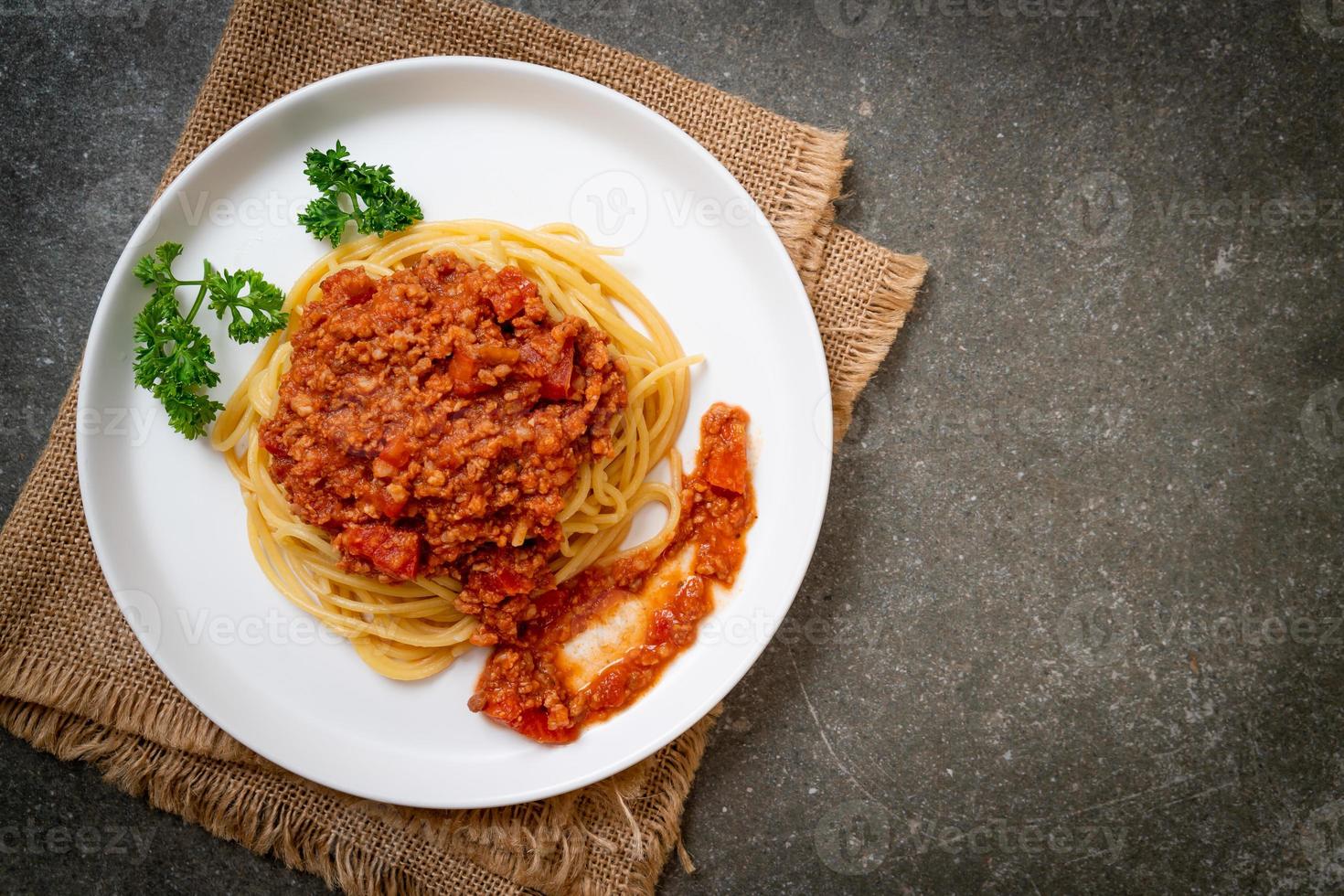 espaguete porco à bolonhesa ou espaguete com molho de tomate e porco picado - comida italiana foto