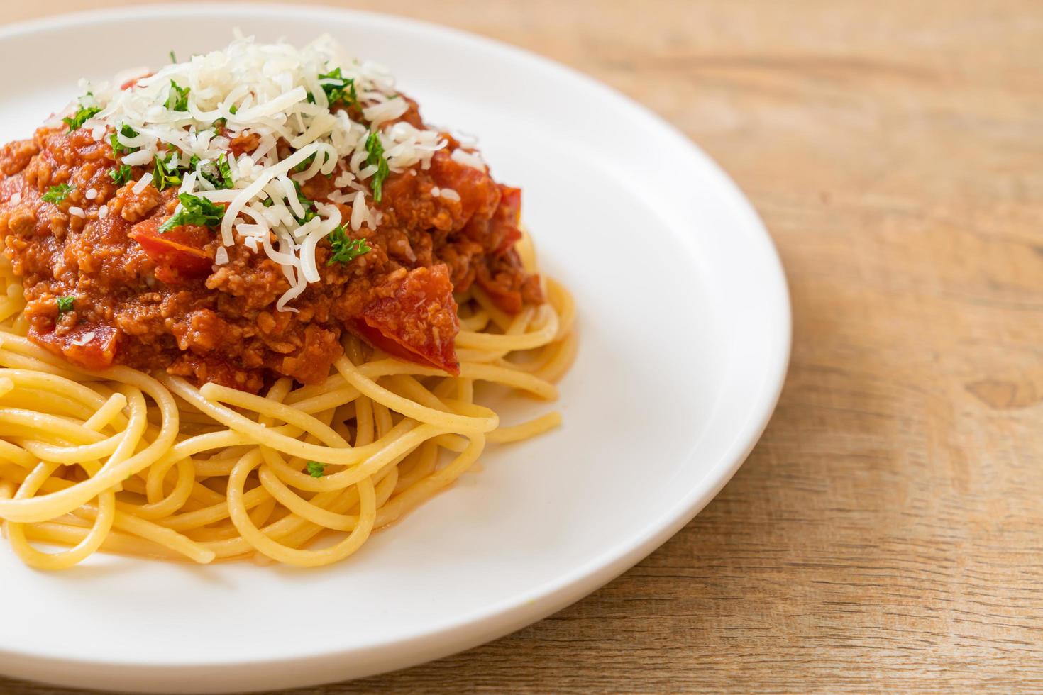 espaguete porco à bolonhesa ou espaguete com molho de tomate e porco picado - comida italiana foto