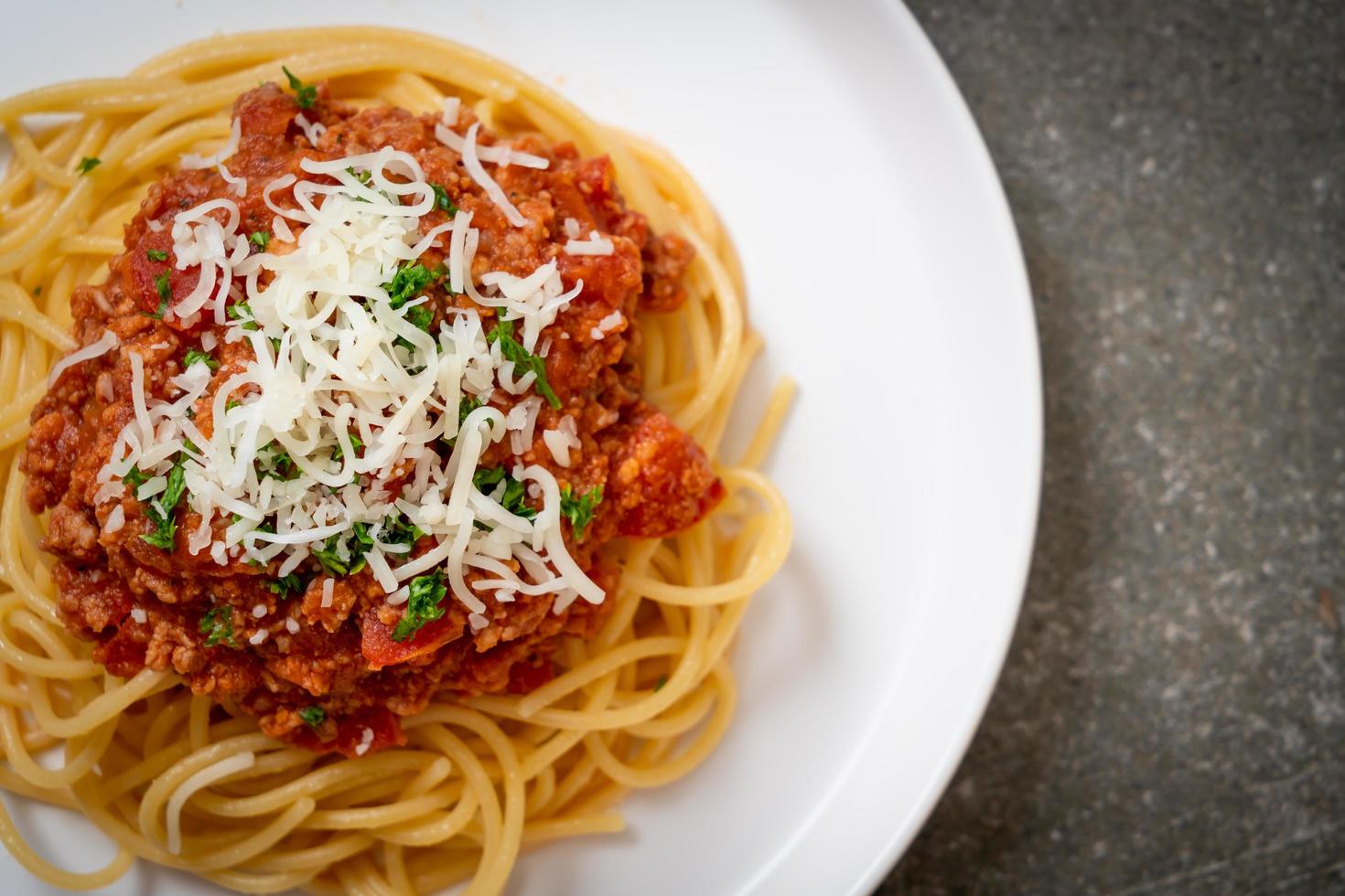 espaguete porco à bolonhesa ou espaguete com molho de tomate e porco picado - comida italiana foto