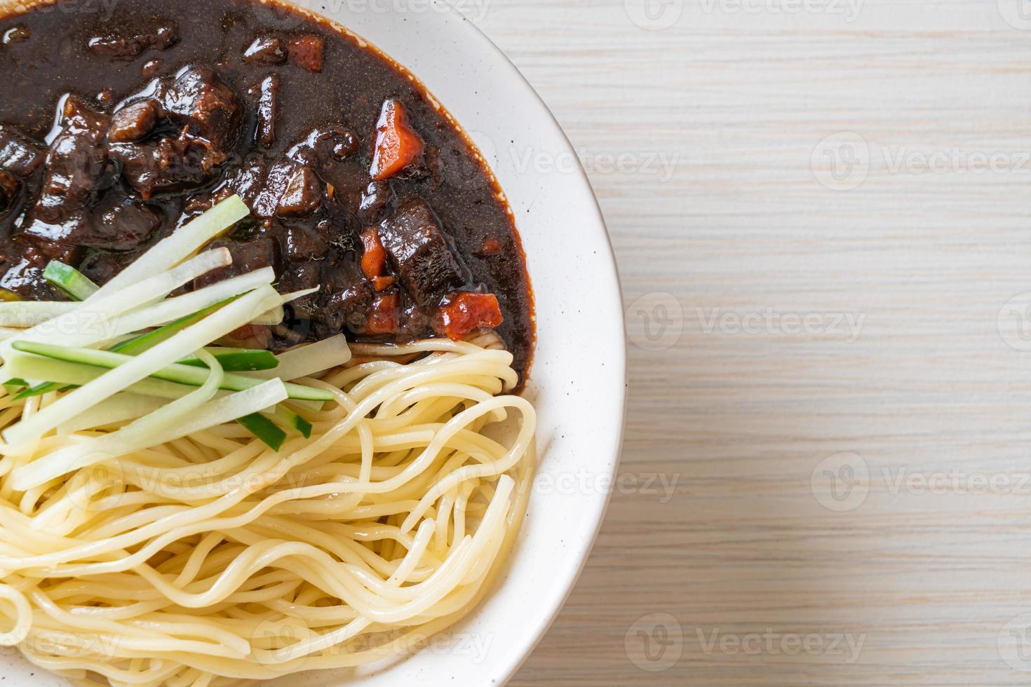 jajangmyeon ou jjajangmyeon é macarrão coreano com molho preto foto