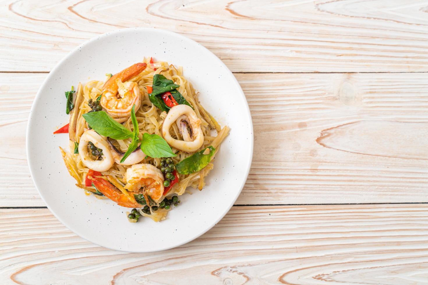 macarrão picante frito com frutos do mar ou pad cha talay - comida tailandesa foto