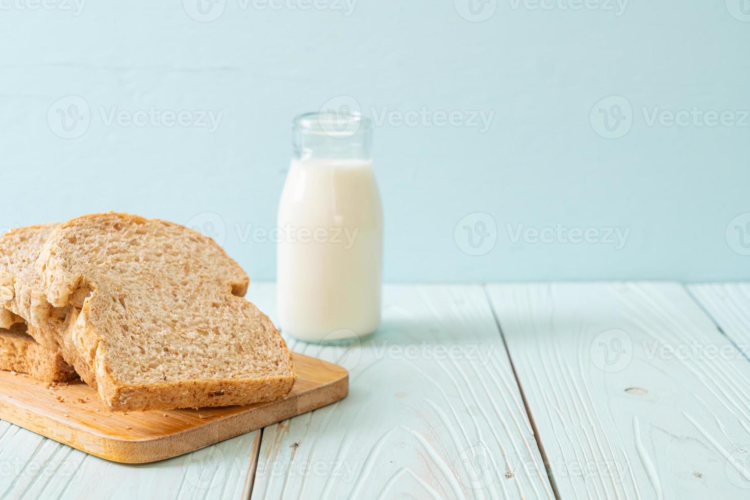 pão integral fatiado em uma mesa de madeira foto