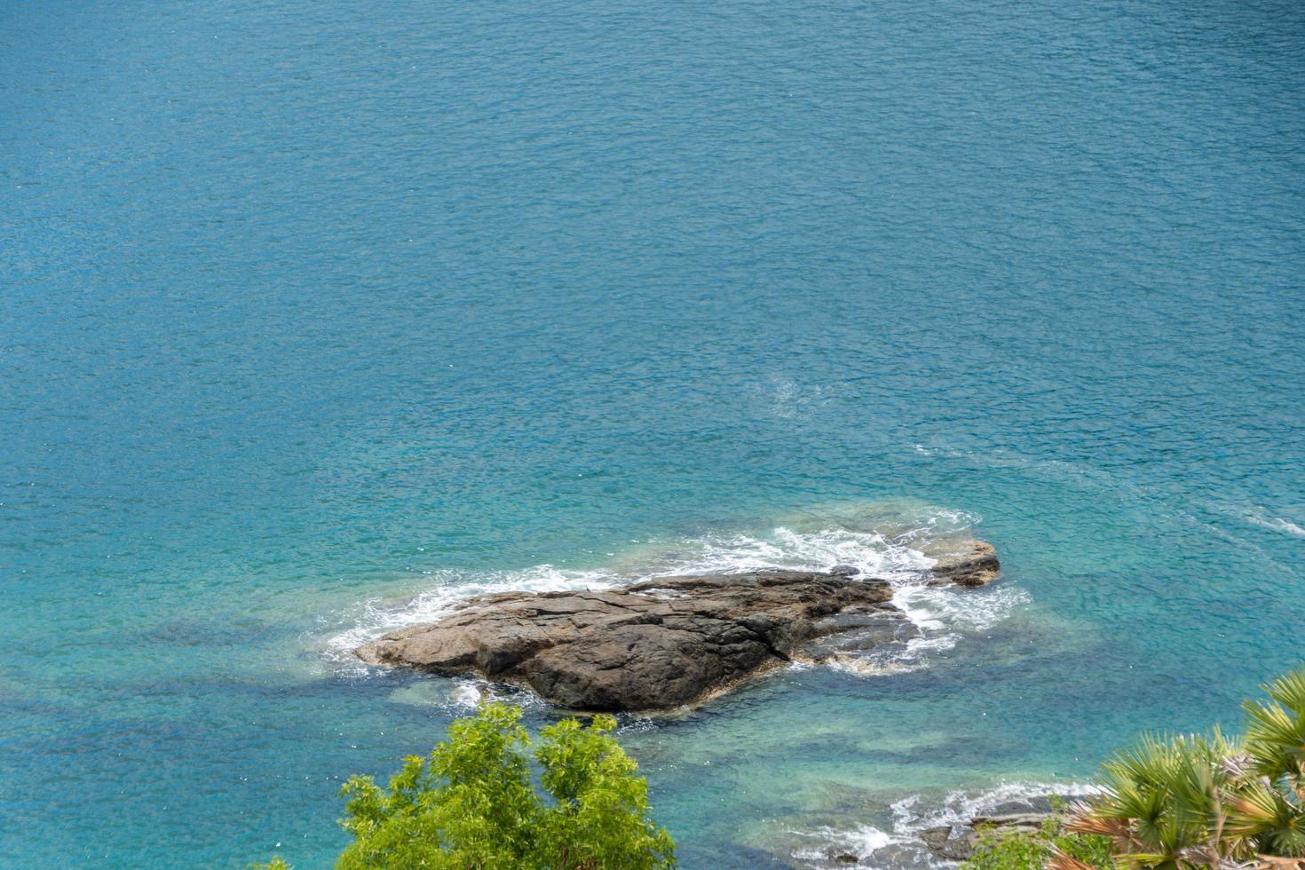 ponto de vista de phuket e ilha com céu azul. o assunto está desfocado. foto