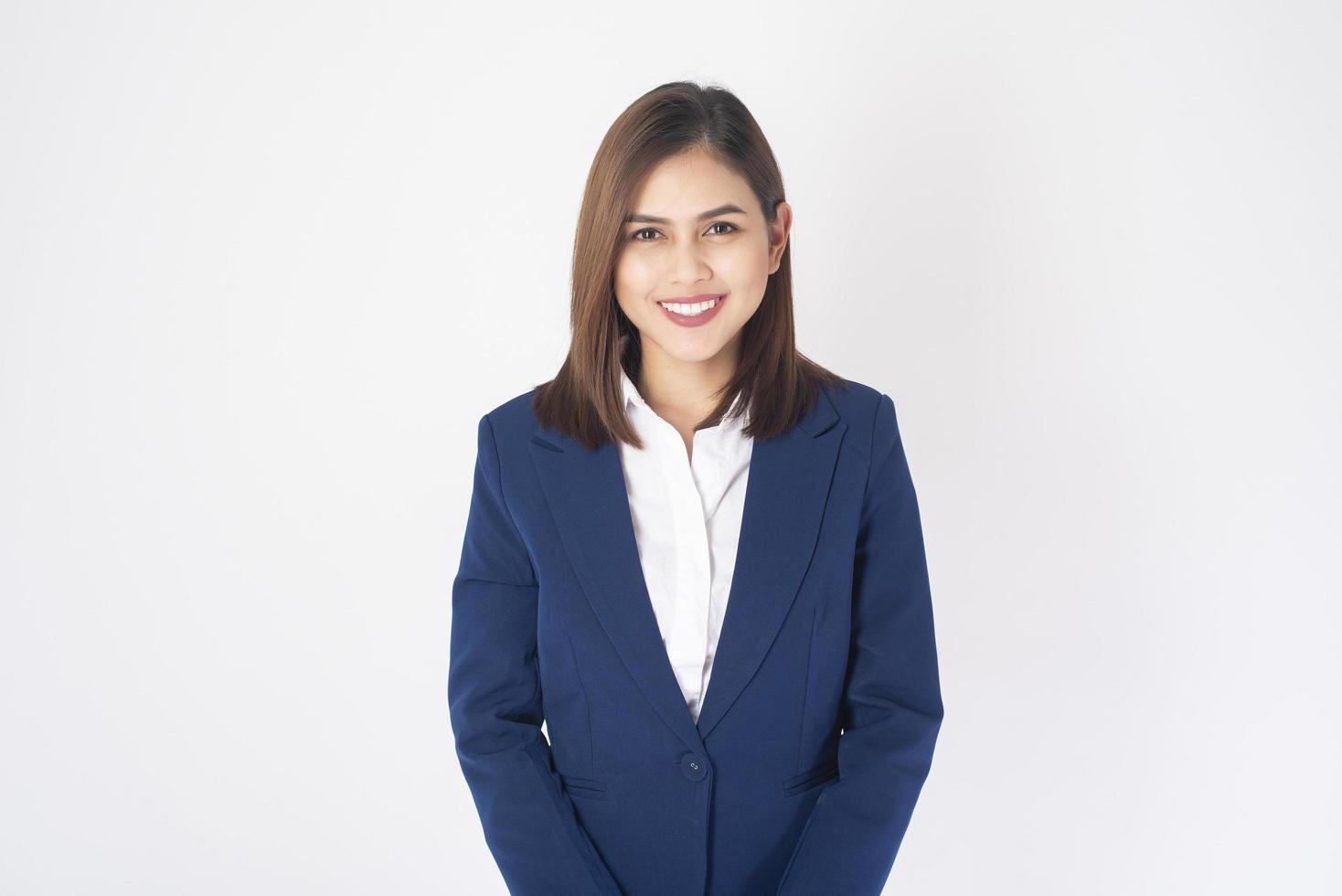 mulher de terno azul sorrindo sobre fundo branco foto