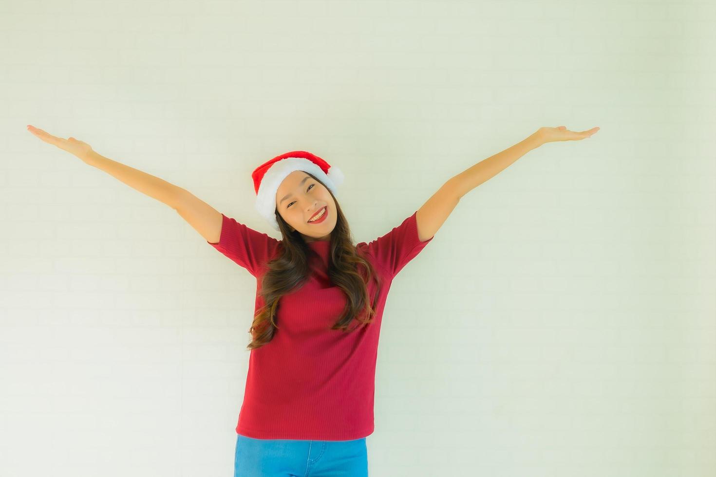 retrato de belas jovens mulheres asiáticas usando chapéu de Papai Noel para comemorar o natal foto