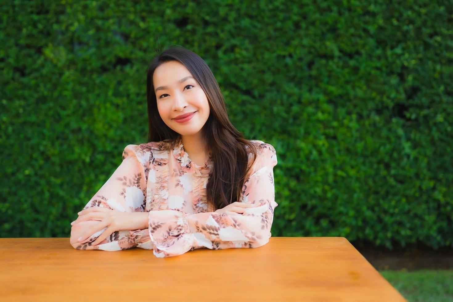 retrato lindas jovens mulheres asiáticas sorrindo felizes ao ar livre foto