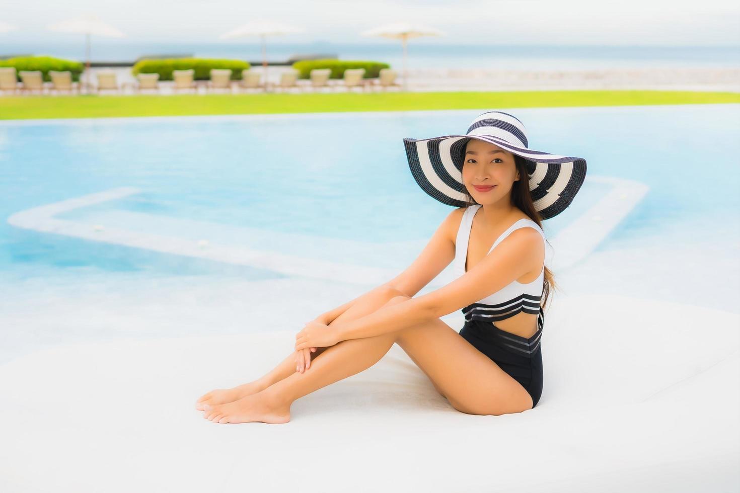 retrato lindas jovens mulheres asiáticas sorrindo feliz relaxando na piscina foto