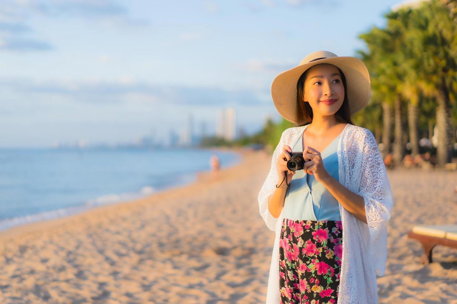 retrato lindas jovens mulheres asiáticas sorriso feliz relaxe ao redor da praia, mar foto