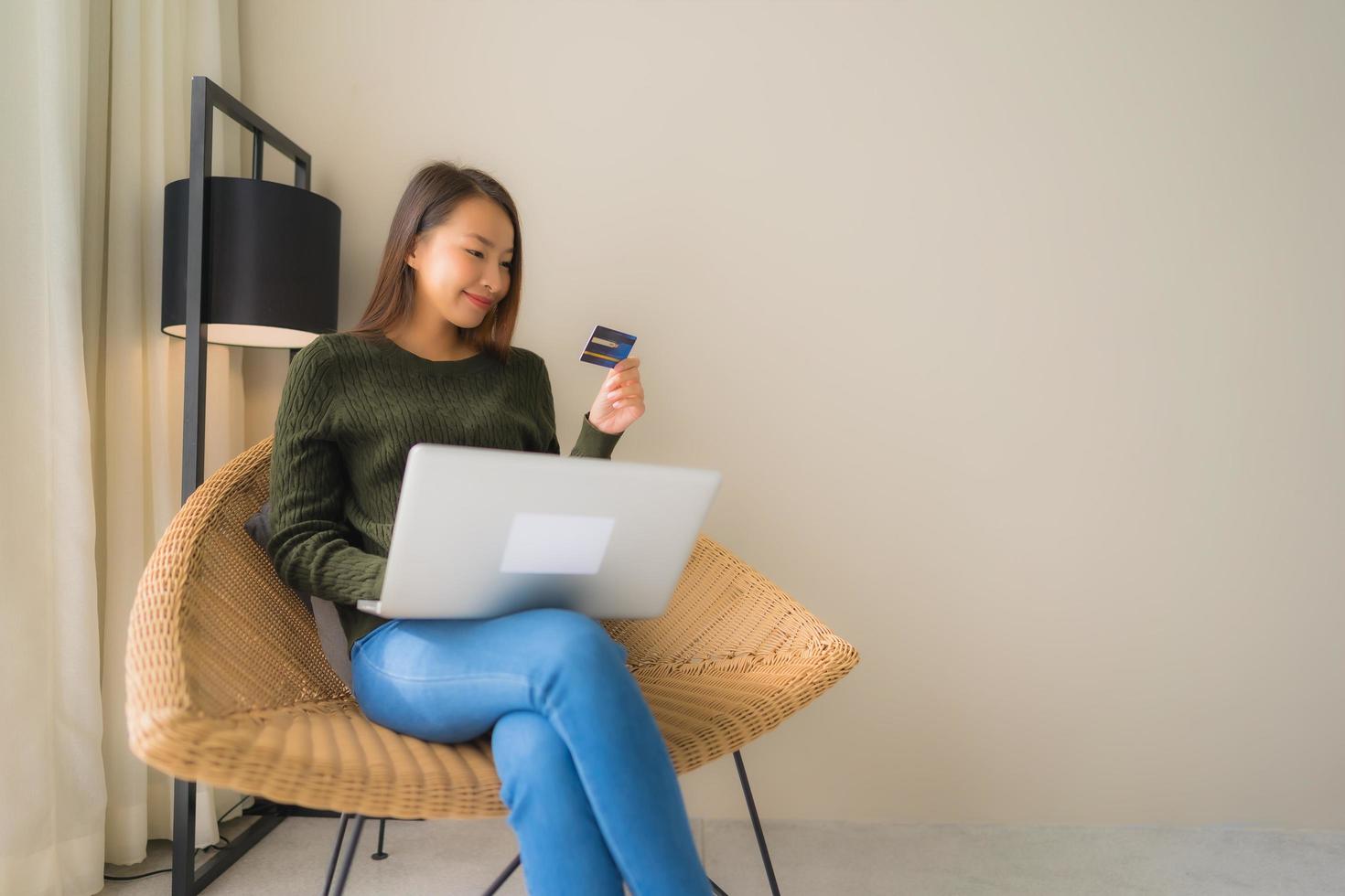 retrato de belas jovens mulheres asiáticas usando computador, laptop ou smartphone e celular com cartão de crédito para fazer compras online foto