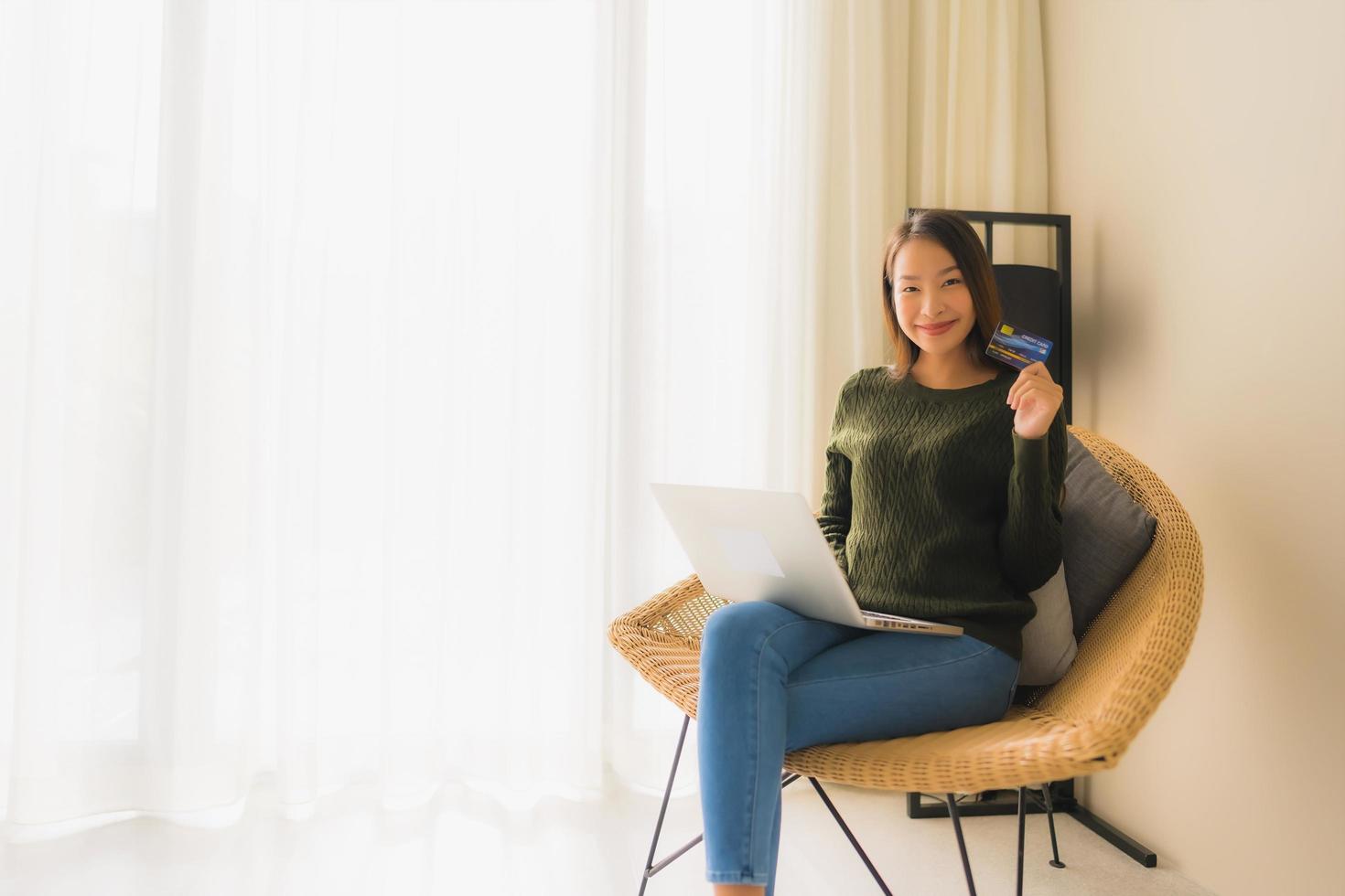 retrato de belas jovens mulheres asiáticas usando computador, laptop ou smartphone e celular com cartão de crédito para fazer compras online foto