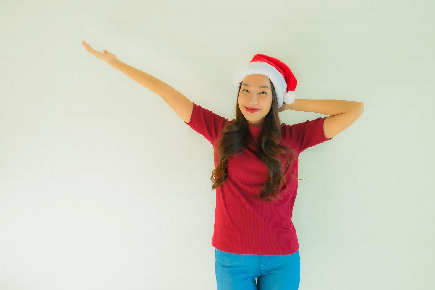 retrato de belas jovens mulheres asiáticas usando chapéu de Papai Noel para comemorar o natal foto