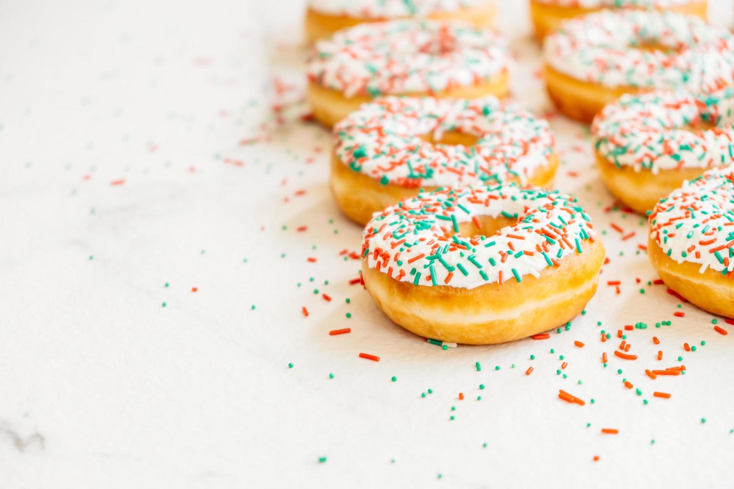 donuts com creme de chocolate branco e açúcar granulado foto