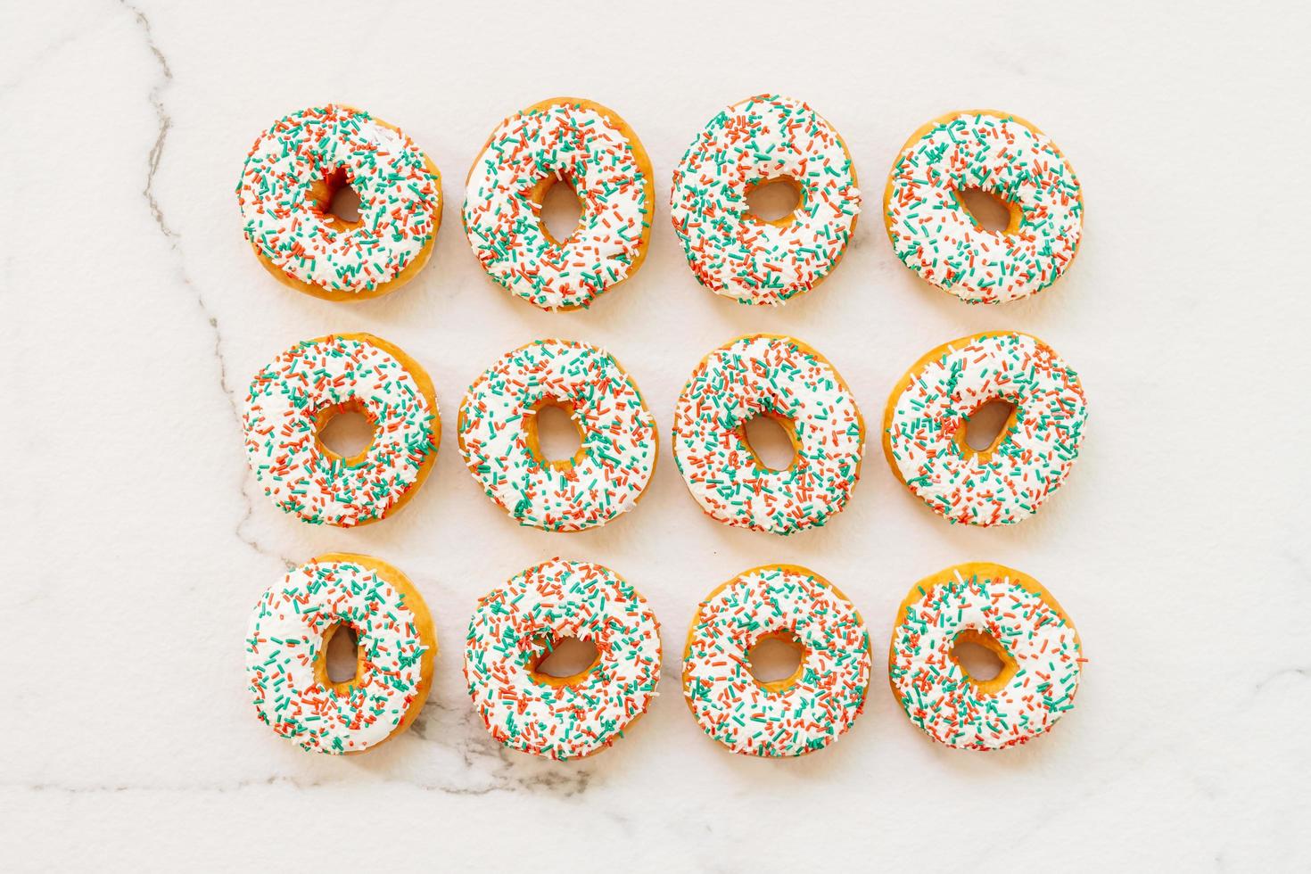 donuts com creme de chocolate branco e açúcar granulado foto