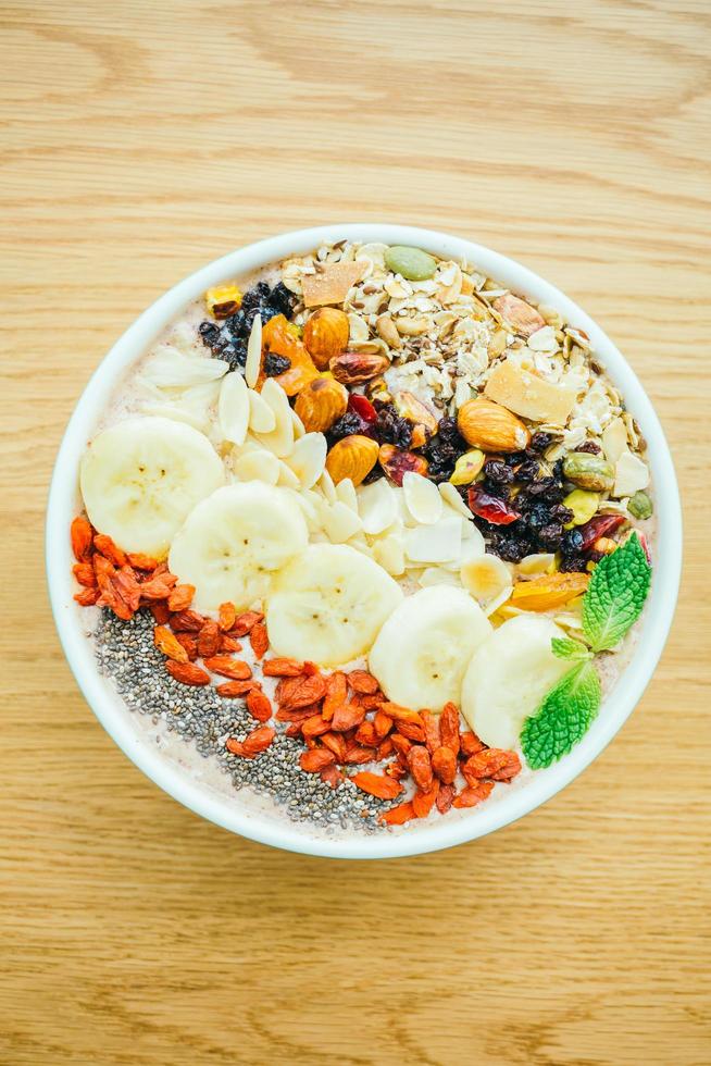 fruta mista com muesli e granola foto