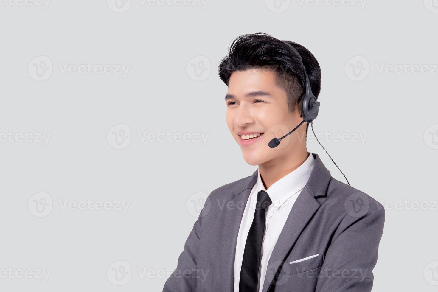 retrato jovem negócios asiáticos homem call center usando fone de ouvido isolado no fundo branco, agente com suporte e serviço, empresário é assistente para cliente com telefone ou linha de apoio online. foto