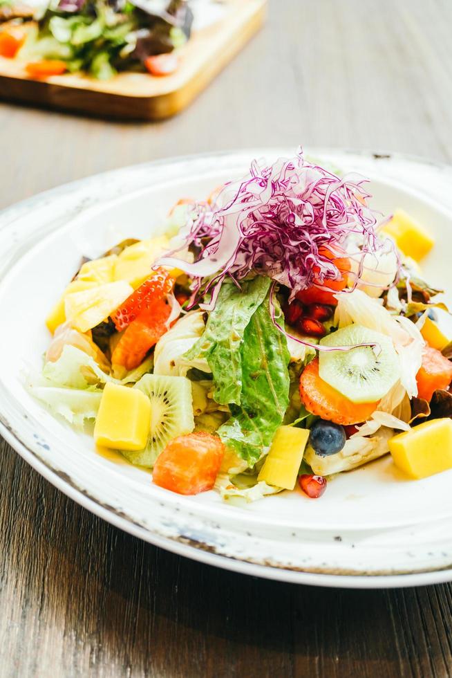 salada de frutas com vegetais no prato foto