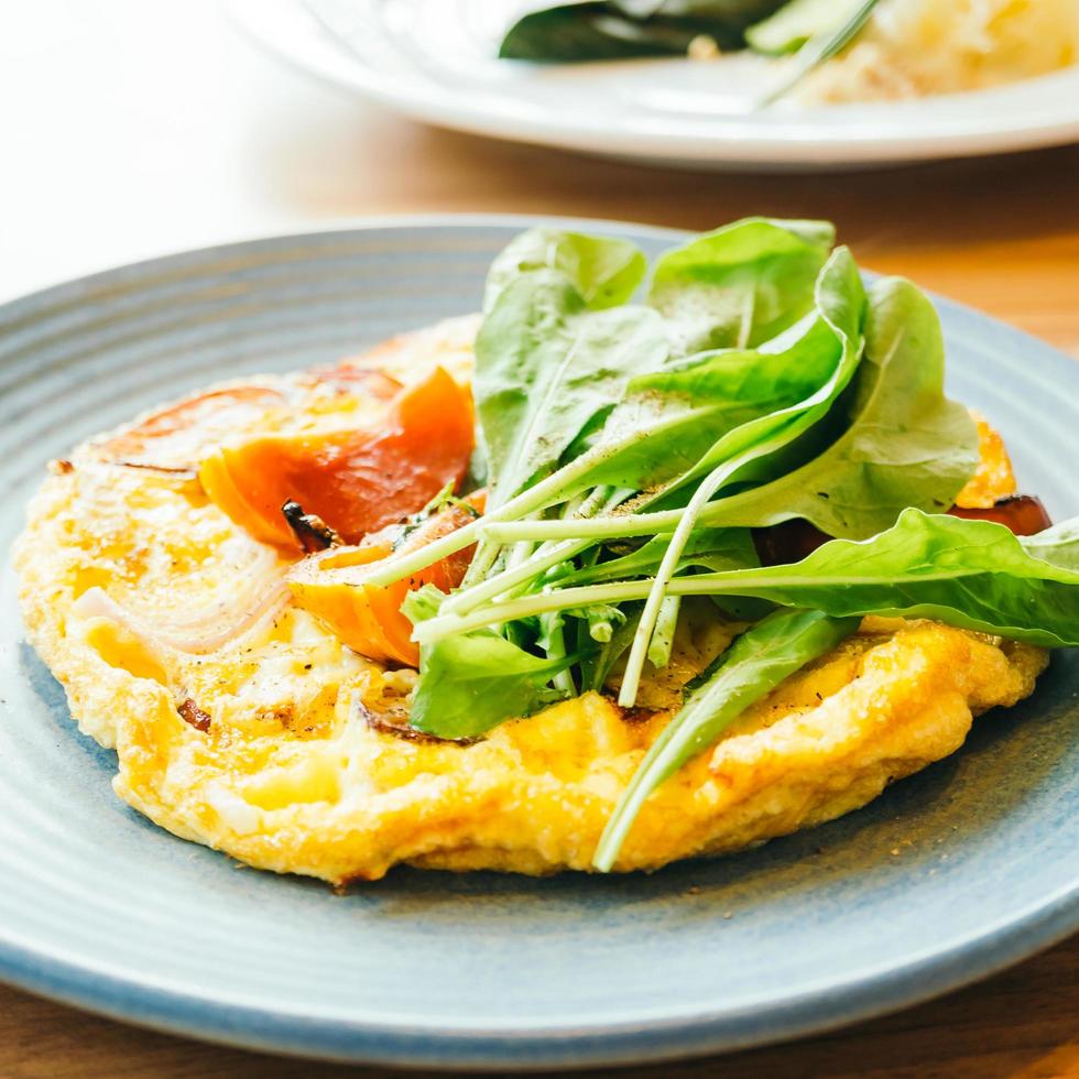 omelete de ovos fritos em prato branco foto