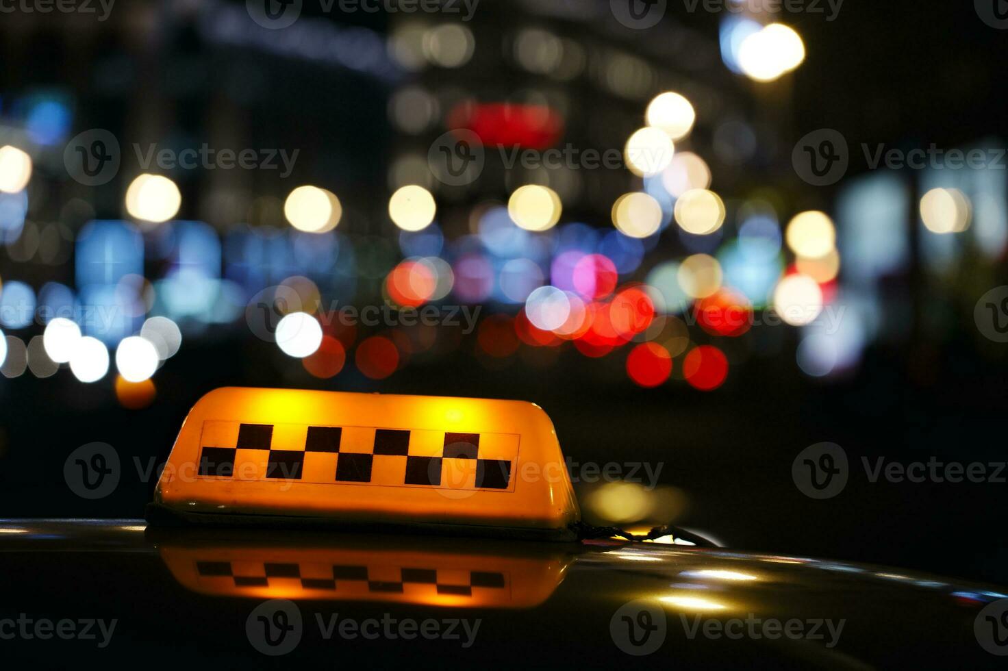 iluminado Táxi táxi placa em uma cidade rua foto