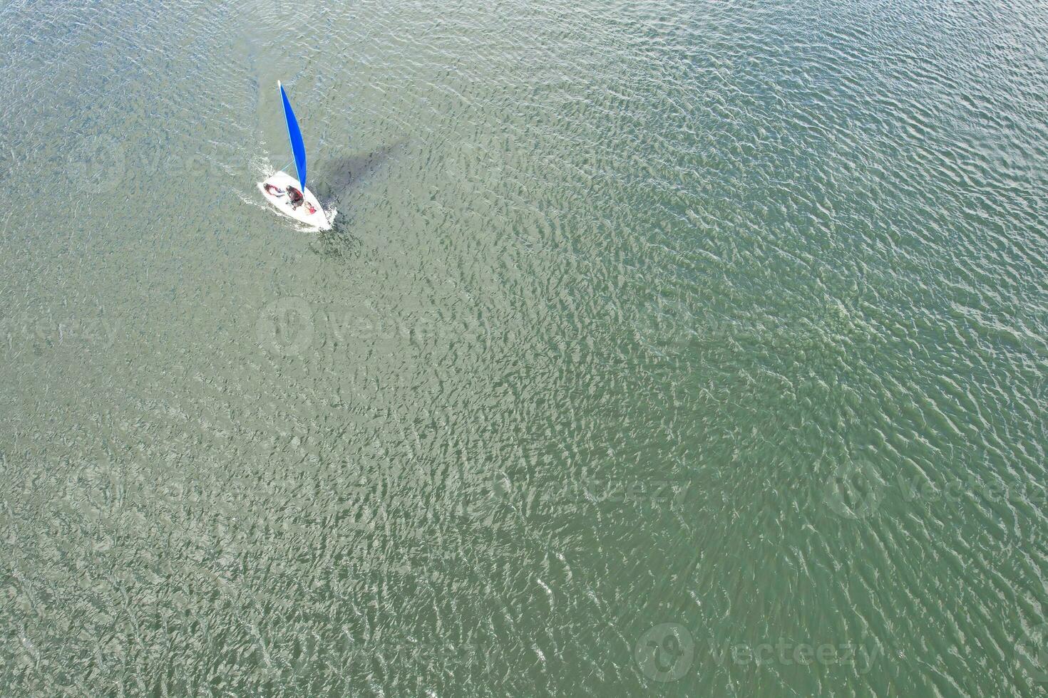 Alto ângulo cenas do pessoas estão passeios de barco às caldecote lago localizado às Milton keynes cidade do Inglaterra ótimo Grã-Bretanha Reino Unido. a aéreo panorama estava capturado em agosto 21, 2023 com drones Câmera foto