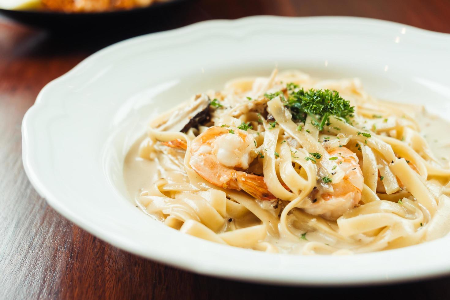 molho de creme branco fettucine com camarão e cogumelos foto