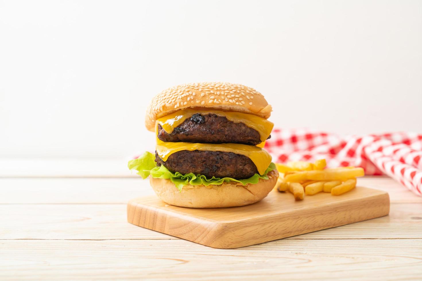 hambúrguer ou hambúrguer de carne com queijo e batatas fritas - estilo de comida não saudável foto