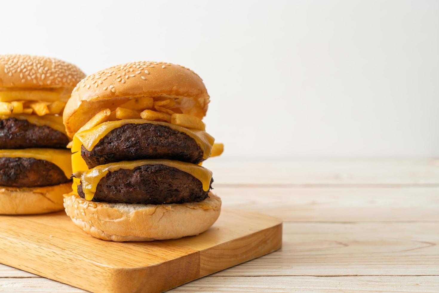 hambúrguer ou hambúrguer de carne com queijo e batatas fritas - estilo de comida não saudável foto