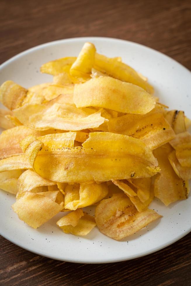 chips de banana ou banana fatiada frita ou assada foto