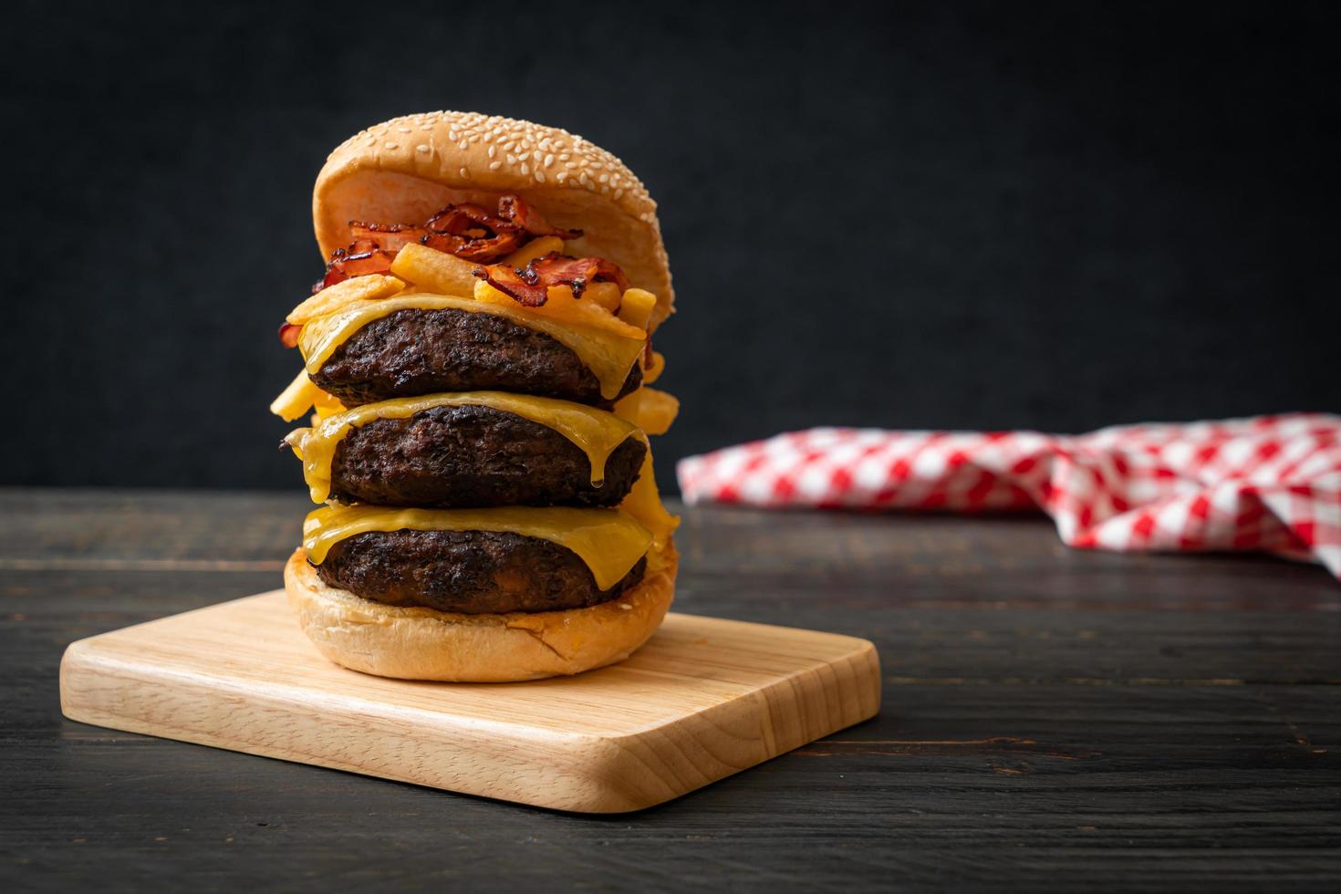 hambúrguer ou hambúrguer de carne com queijo - estilo de comida não saudável foto