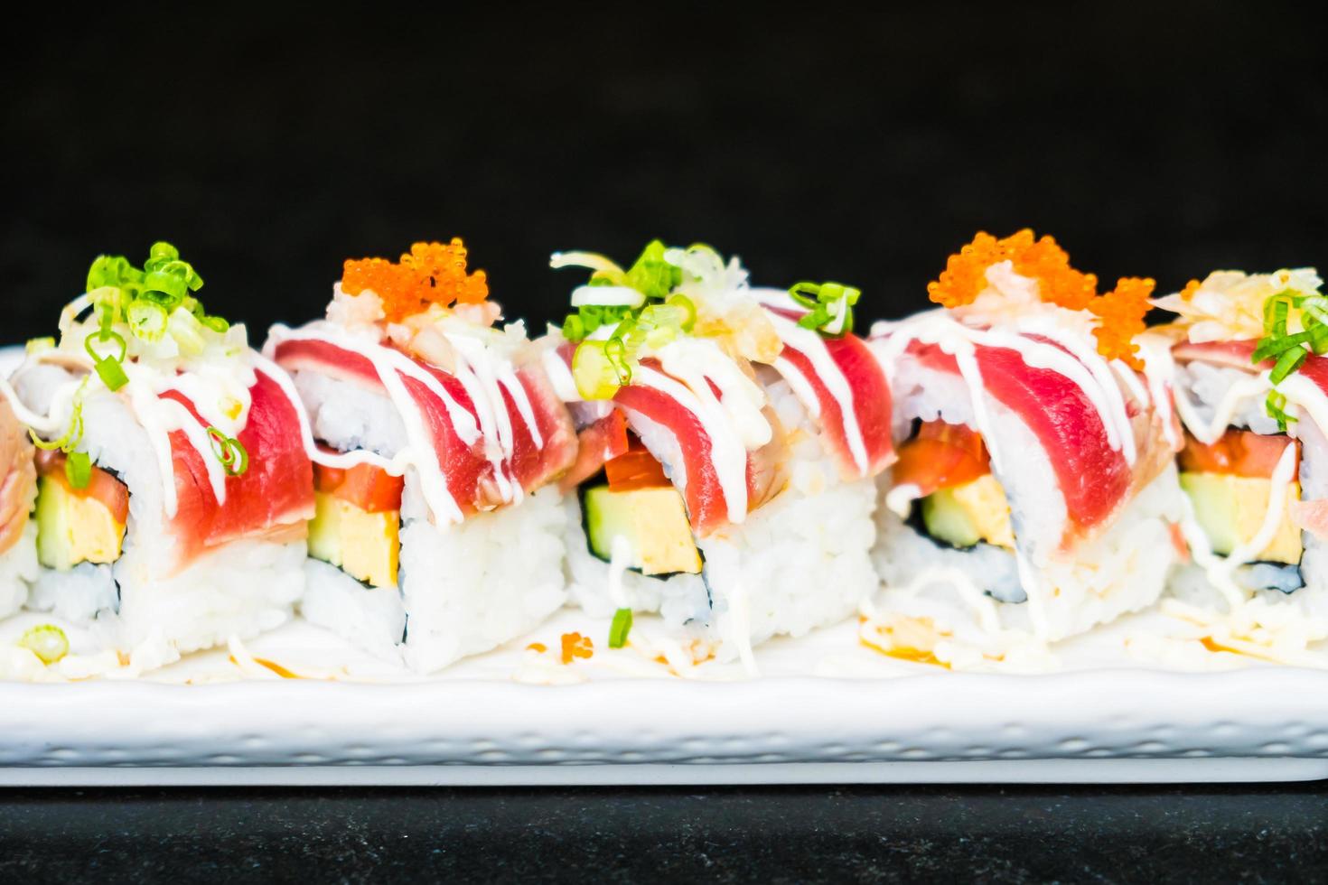 rolo de sushi de atum foto