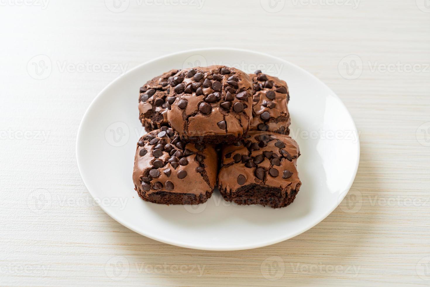 brownies de chocolate amargo com gotas de chocolate por cima foto