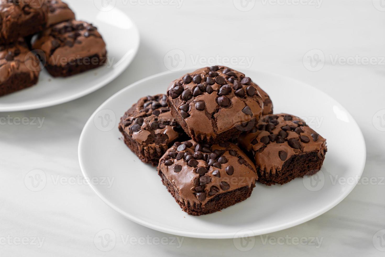 brownies de chocolate amargo com gotas de chocolate por cima foto